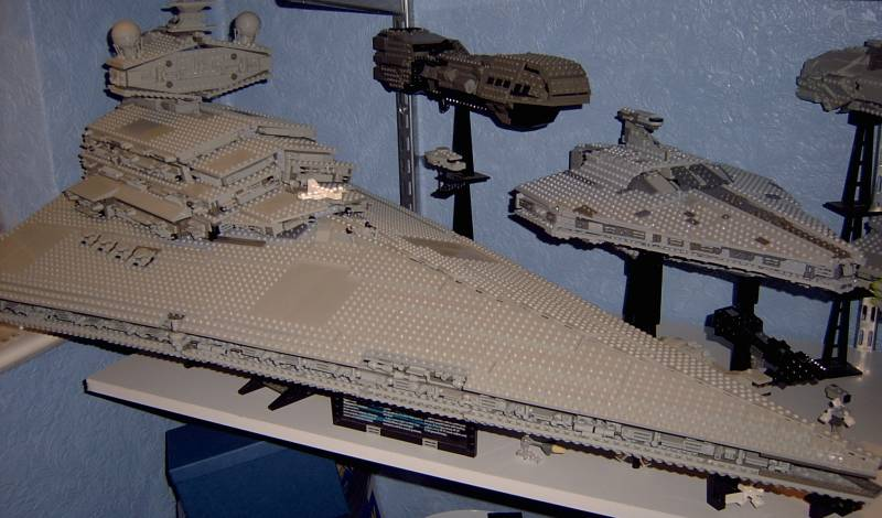 Illustration for article titled Using Hundreds of LEGO Star Wars Mini-Spaceships to Create Huge Battles